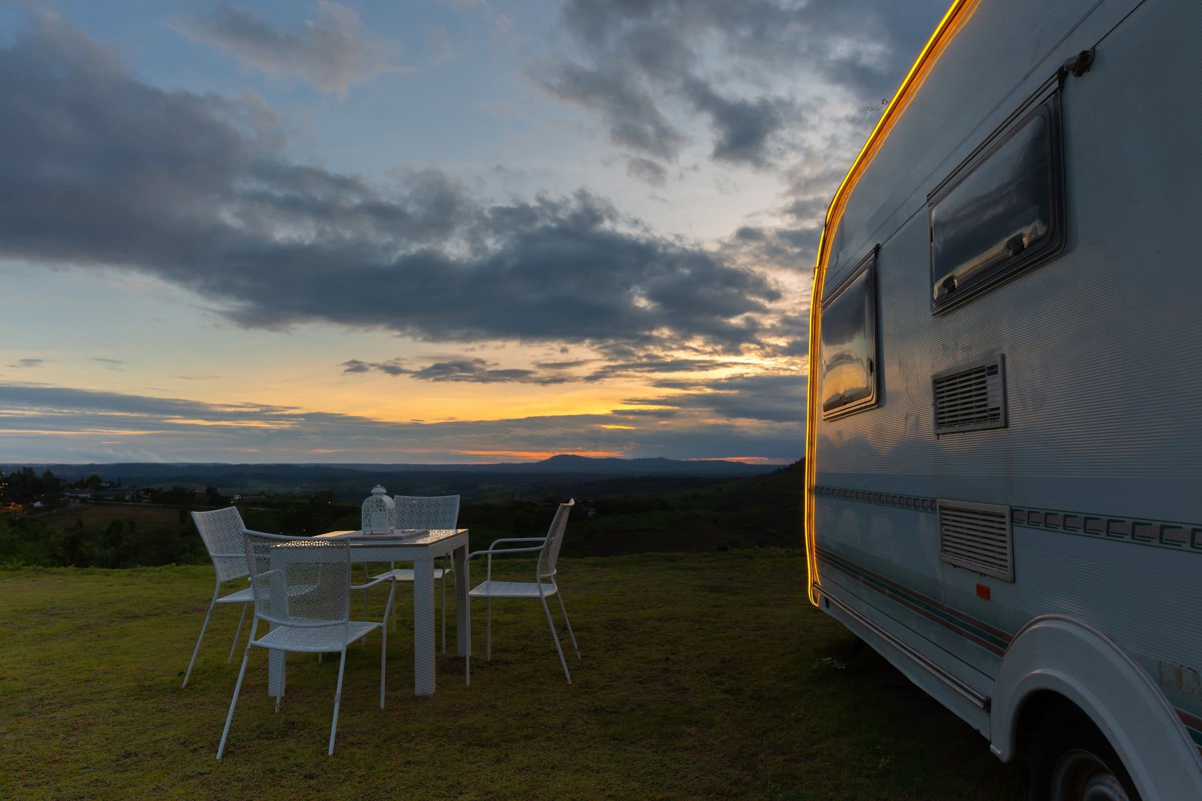 Campingplatz mit Wohnwagen in der Abenddämmerung