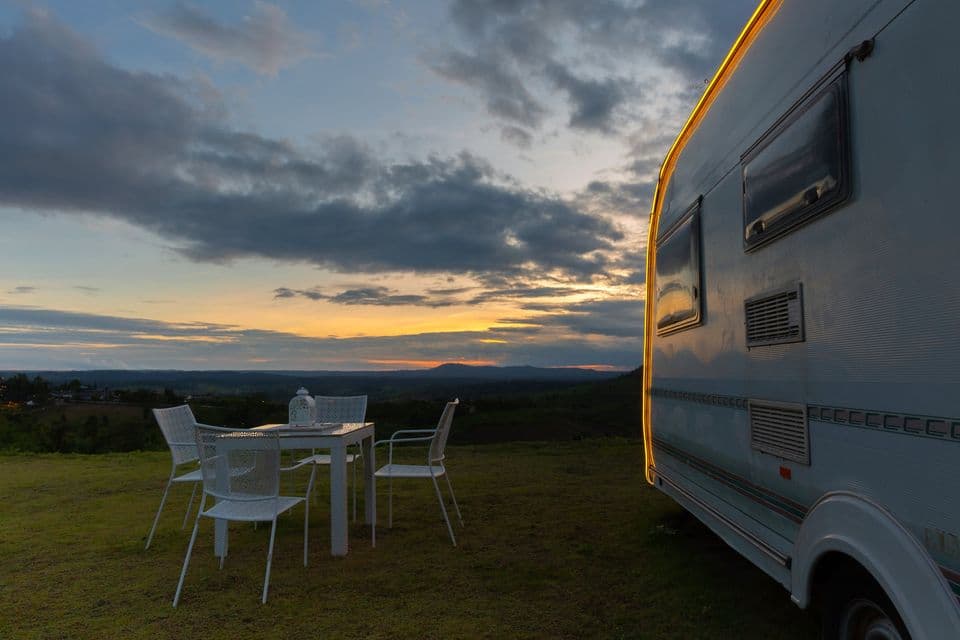 Campingplatz mit Wohnwagen in der Abenddämmerung